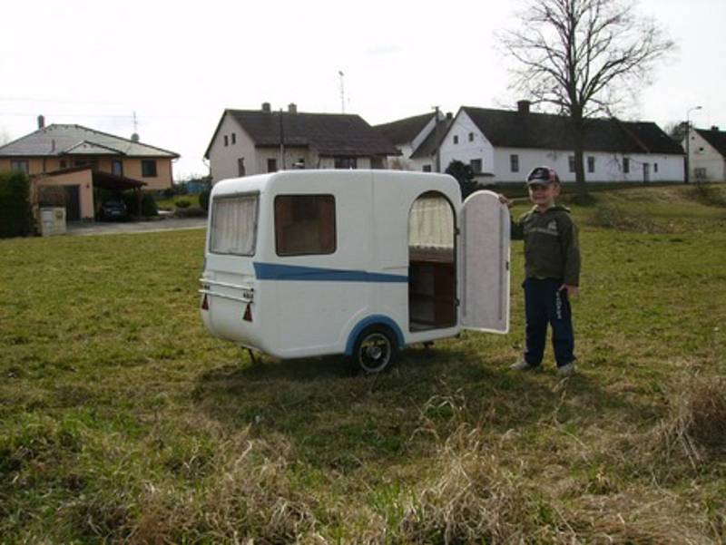 Zdeněk Kříž vyrobil svému synovi malý karavan.