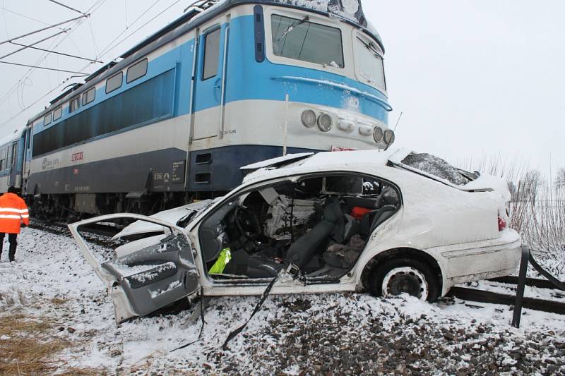 Za J. Hradcem na železničním přejezdu u letiště se srazil rychlík s osobním autem. Řidič i jeho spolujezdec utrpěli těžká zranění. 