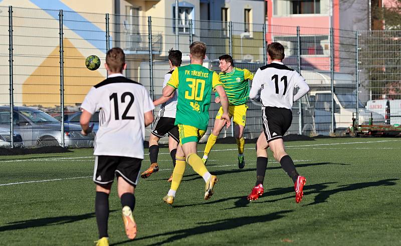 Fotbalisté Třebětic (v zelenožlutém) zahájili jaro excelentně. V dohrávce 12. kola na třeboňské umělce rozdrtili českobudějovickou Lokomotivu 9:1.