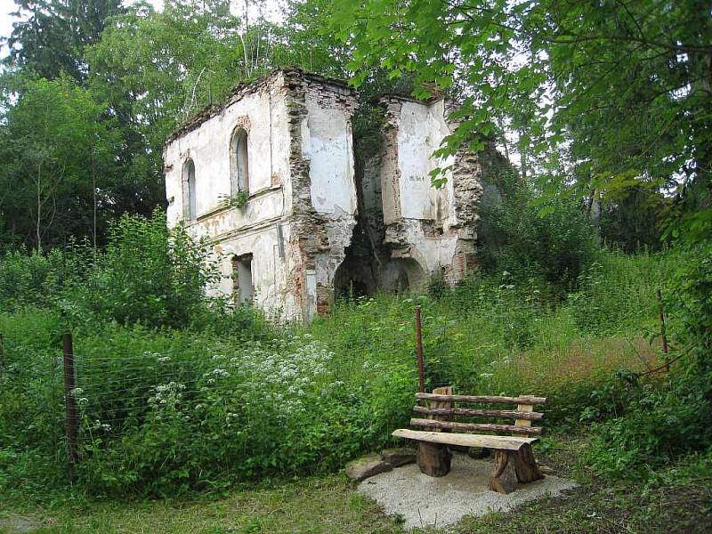 Ruina zámku v Maříži a zámecký park.