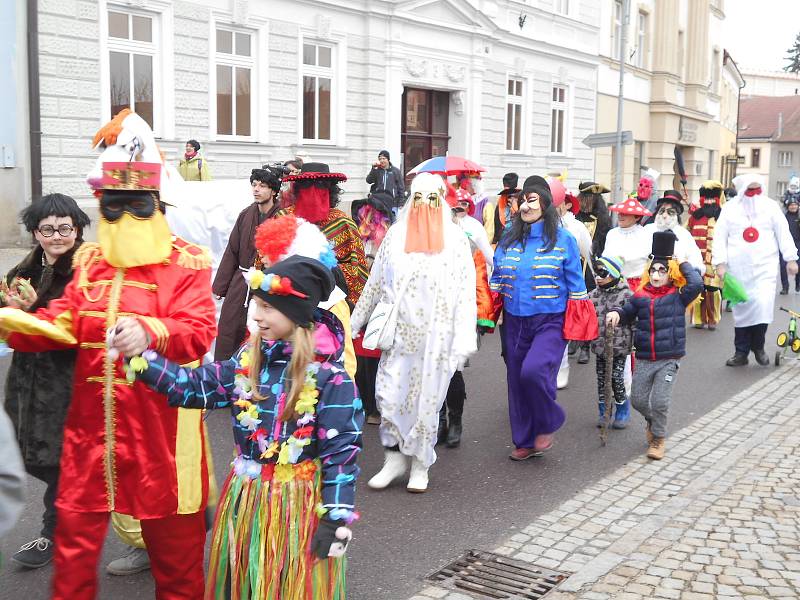 Dačické maškary prošly centrem a sehrály turnaj v kuželkách.