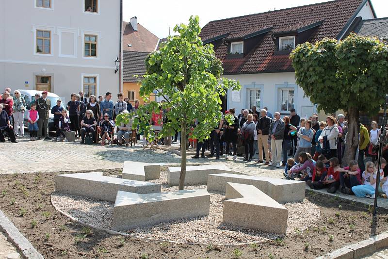 Židovský pomník si lidé poprvé prohlédli v neděli 21. května, přesně 75 let po transportu hradeckých Židů do Terezína.