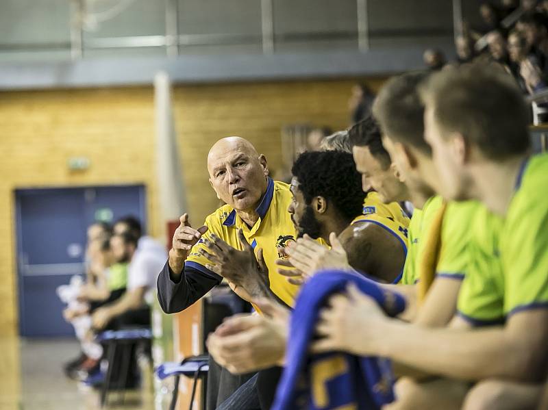 KOUČ Rudolf Jugo udílí pokyny hráčům na střídače Fio basket.