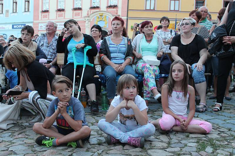 Zaplněné hradecké náměstí Míru si užilo koncert kapely Beatles Revival.