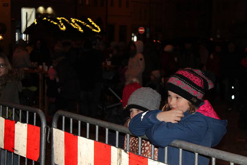 Jindřichohradecké náměstí Míru se zaplnilo lidmi, kteří si přišli zazpívat sedm koled a vánočních písní.