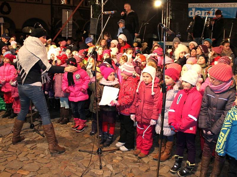 Česko zpívá koledy - program v J. Hradci zahájil dětský bubínkový soubor Hakuna Matata a po nich dětský sbor 5. základní školy.