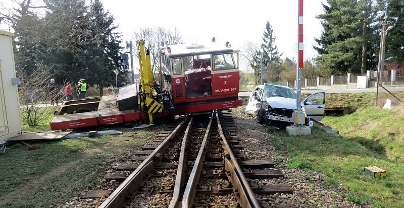 Střet osobního auta s drezínou na přejezdu úzkokolejky v Nové Včelnici. 