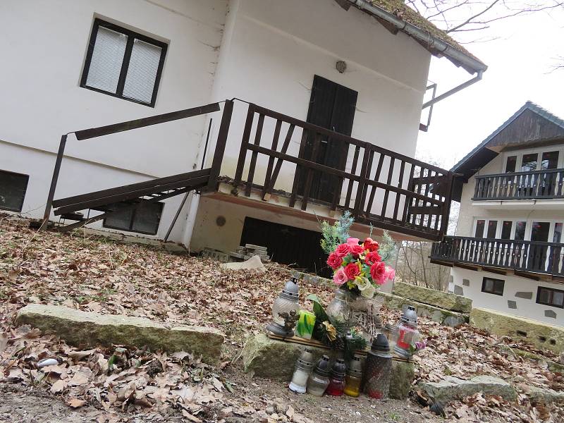 Chatová osada u rybníku Dvořiště v katastru obce Smržov nedaleko Lomnice nad Lužnicí, kde 5. srpna 2020 došlo k incidentu. Zesnulého muže zde před chatkou připomínají svíčky a květiny.