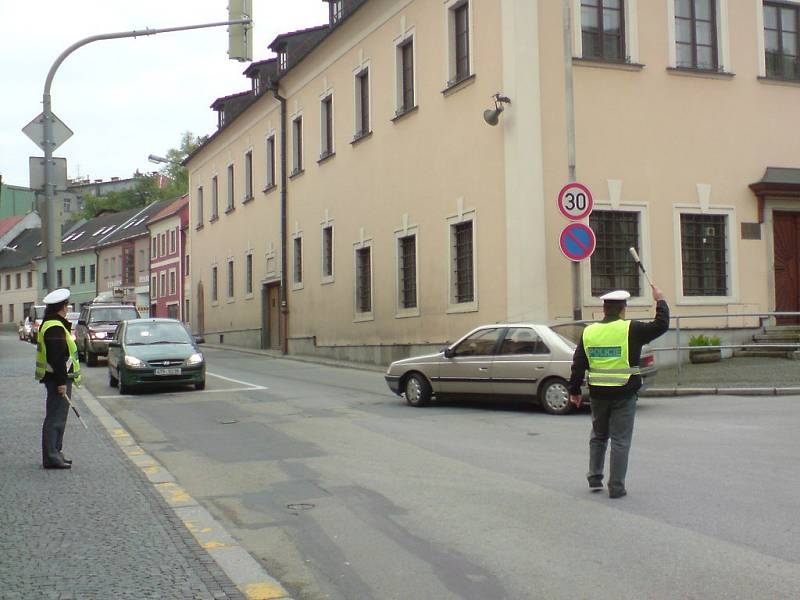 Kvůli uzavírce mostu na obchvatu v Jindřichově Hradci je nápor aut v centru města. Na křižovatkách u kovárny a na nábřeží dopravu řídí podle potřeby policisté. 