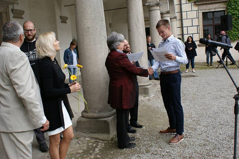 Na základní škole Štítného v Jindřichově Hradci končili žáci docházku kvůli rekonstrukci školy dříve. Od 23. června mají ředitelské volno.