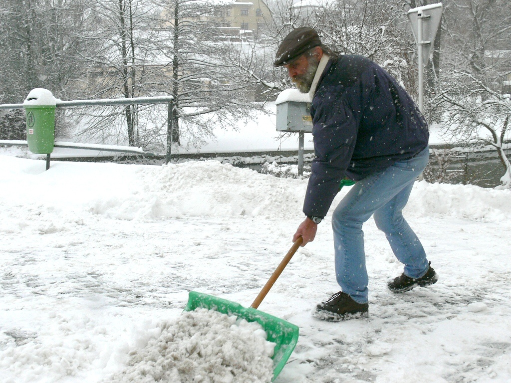 Padá . . . Region se ocitl ve sněhovém sevření - Jindřichohradecký deník