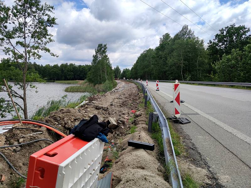 Cyklisté mířící ze Staré Hlína do Třeboně již brzy nebudou muset vjíždět na velmi frekventovanou silnici I. třídy spojující lázeňské město s Jindřichovým Hradcem. Na snímku je budování chybějící poslední části stezky ze Staré do Nové Hlíny.