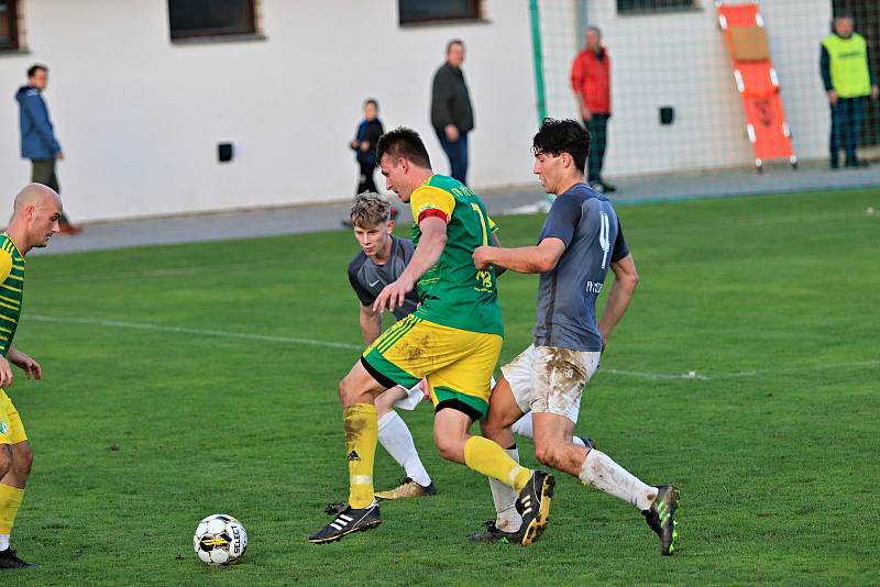 Fotbalisté Třebětic (v zelenožlutém) ve šlágru 11. kola I. A třídy porazili táborský Meteor 2:0 a uhájili vedoucí příčku tabulky skupiny B.