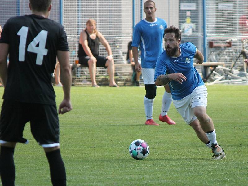 Fotbalisté Buku (v modrobílém) v úvodním kole I. B třídy doma v derby remizovali s Horním Žďárem 1:1.