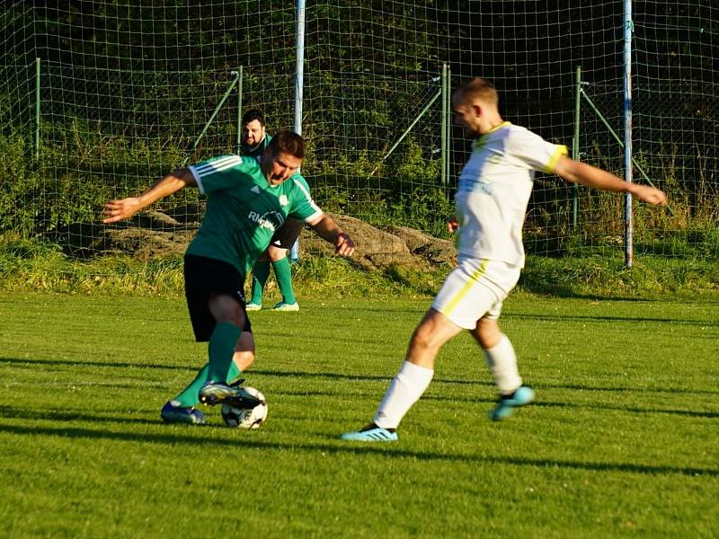 Fotbalisté Lásenice (v bílém) v 10. kole okresního přeboru rozstříleli Číměř 7:1.