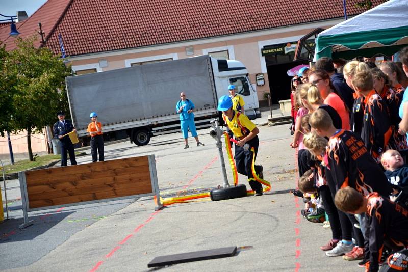 Hasičská soutěž v netradiční štafetě a požárním útoku ve Stráži nad Nežárkou. 