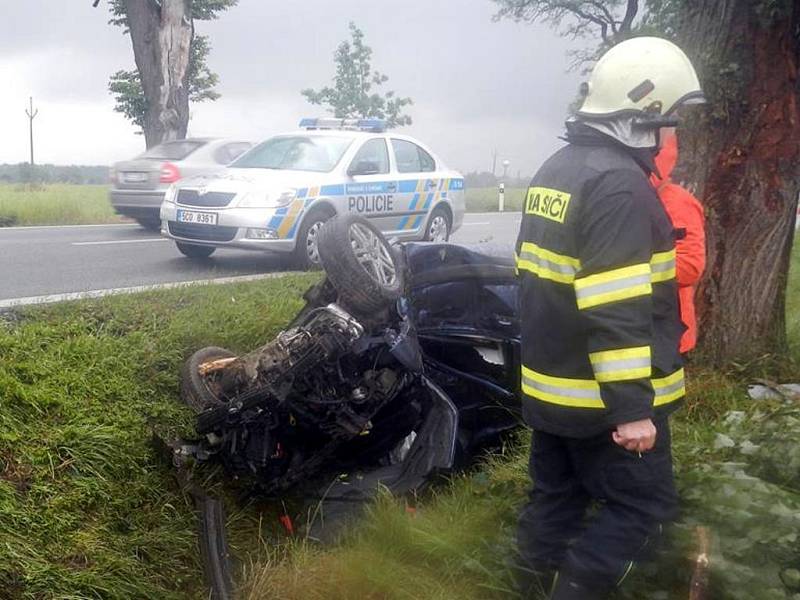 Řidiči na Jindřichohradecku mají za sebou černý víkend. V Břilicích v sobotu po nehodě skončilo auto na střeše.