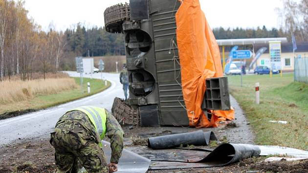 U Jarošova vypadl z podvalu vojenský obojživelný transportér.