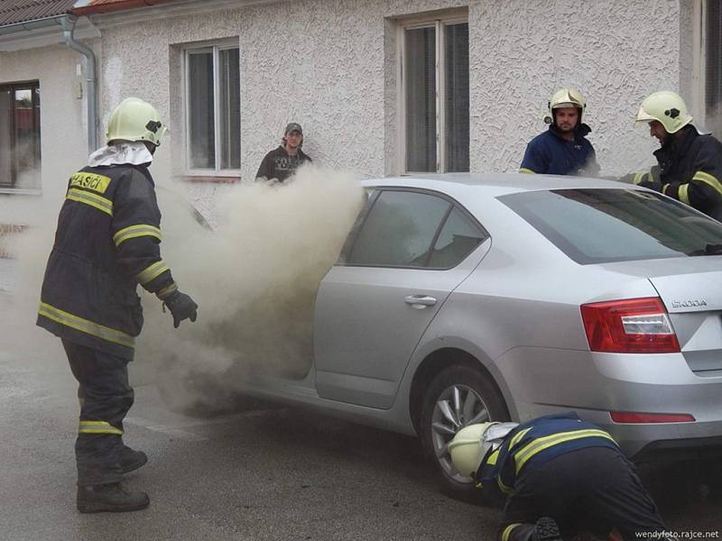 V Lomnici od zábavné pyrotechniky začalo hořet auto. Na místě zasahovali profesionální a místní dobrovolní hasiči. 