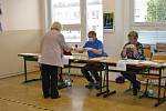 Volby do Senátu a krajského zastupitelstva v Jindřichově Hradci ve volebním okrsku v 3. základní škole mají zatím hladký průběh.