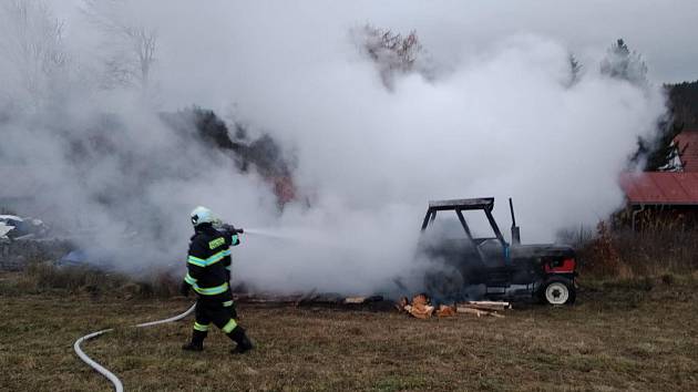 V Malém Ratmírově hořelo dřevo a traktor.