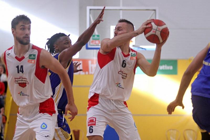 V úvodním kole Kooperativa NBL jindřichohradečtí basketbalisté (v modrém) podlehli v ofenzivně laděném souboji na půdě BK Olomoucko 92:100.