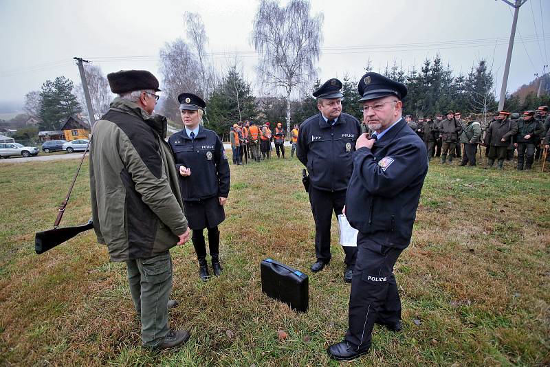 Policisté kontrolují pruběžně jestli myslivci při honech nejsou pod vlivem alkoholu a jestli mají v pořádku své zbraně.