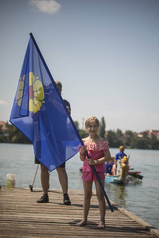 V sobotu se na Vajgaře uskutečnil první ročník závodů dračích lodí Vajgarská saň. Foto: Martin Kozák