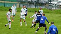 Fotbalisté Staré Hlíny (v bílém) zvítězili v souboji celků z čela tabulky okresního přeboru na půdě Číměře 2:0.