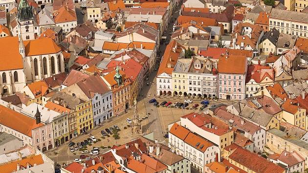 Letecký snímek hradeckého náměstí Míru.