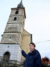 Na snímku je administrátor farnosti římskokatolické církve v Deštné Tomasz Piechnik před částečně zrekonstruovanou věží kostela svatého Ottona. Zatím je opravená teprve jedna pětina věže a nezbývá, než čekat na další peníze. 