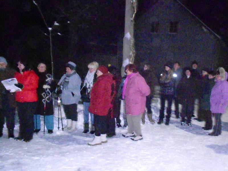 Koledy s Deníkem v Horní Pěně zpívalo 56 ludí. 