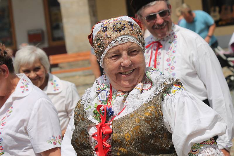 Malí i velcí. Přes sto krojovaných účastníků z jihočeských folklorních skupin se účastnilo průvodu.