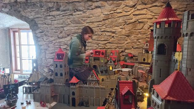 První adventní víkend na zámku Červená Lhota začínají Schönburské Vánoce. Podívejte se na přípravy expozic.