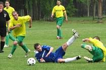 Utkání Halámek s Číměří vítěze nemělo, zápas skončil remízou 0:0. Na snímku souboj mezi halámským M. Slavíkem  (vlevo) a hostujícím M. Pánkem, který skončil pro oba na zemi. 