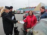 Osvětová akce policie u jindřichohradeckého Kauflandu zaměřená na prevenci proti kapsářům a vykradačům aut. 