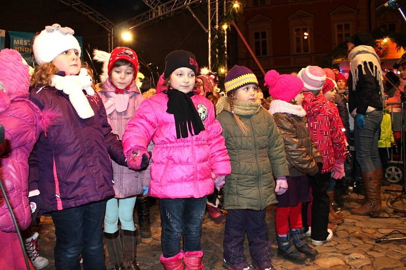 Česko zpívá koledy - program v J. Hradci zahájil dětský bubínkový soubor Hakuna Matata a po nich dětský sbor 5. základní školy.