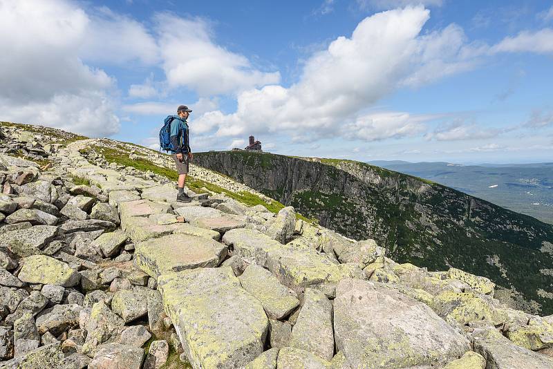 Cestovatel Jan Hocek vymyslel nejdelší a vedené poutní a turistické dálkové trasy v České republice. Severní a Jižní stezku, které zanesl do stejnojmenných knih.