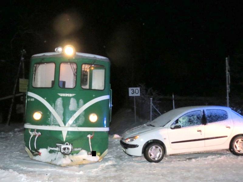 Nehoda na přejezdu úzkokolejky za Blažejovem ve směru na Malý Ratmírov.