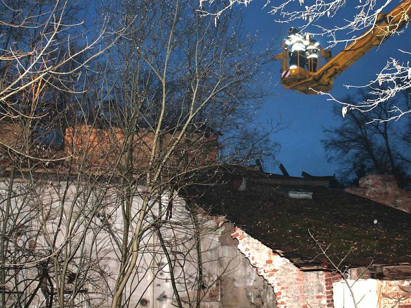 Ve Stráži nad Nežárkou vypukl požár v bývalém chátrajícím lihovaru.