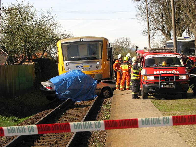 Tragický střet osobního auta s vlakem v Suchdole nad Lužnicí. 