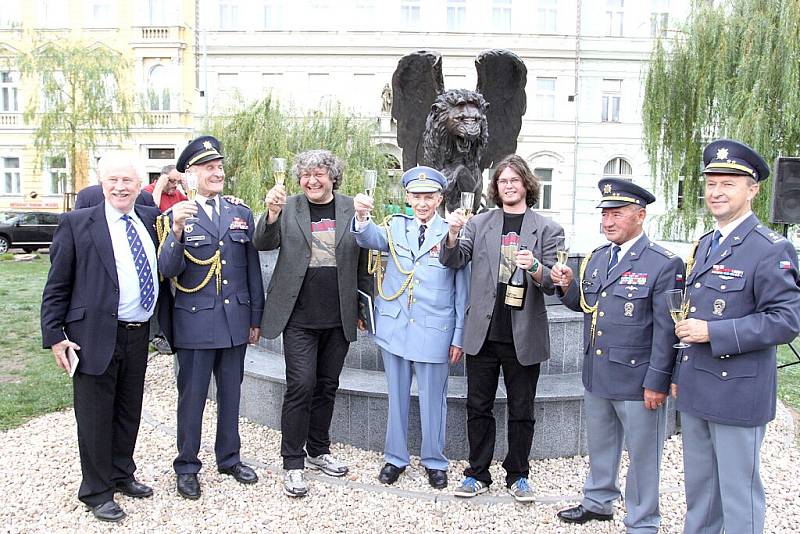 LETOŠNÍ NOVINKU Na křídlech za lva pokřtili Jiří a Ondřej Soukupovi v památníku letců RAF v Praze. Pod okřídleným lvem se sešli mimo jiné i s válečným letcem Pavlem Vranským (uprostřed).