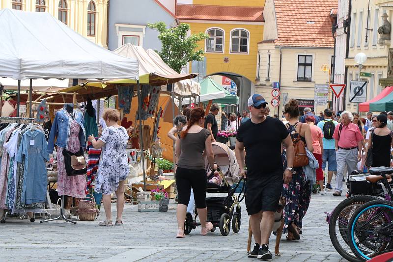 Trhy na náměstí v Třeboni navštěvují tisíce lidí z blízkého i širokého okolí.