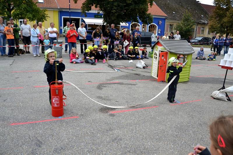 Hasičská soutěž v netradiční štafetě a požárním útoku ve Stráži nad Nežárkou. 