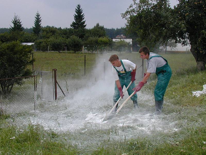 Důležitou úlohu při srpnových povodních v roce 2002 sehráli mimo jiné hasiči, rybáři i řada dobrovolníků.