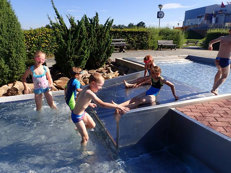 Vodní stánek v Jindřichově Hradci zahrnuje pětadvacetimetrový plavecký bazén, dětské bazény, relaxační část, sauny a venkovní aquapark.