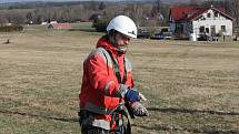 Technici společnosti E.ON odstraňovali následky vichřice nedaleko Deštné.