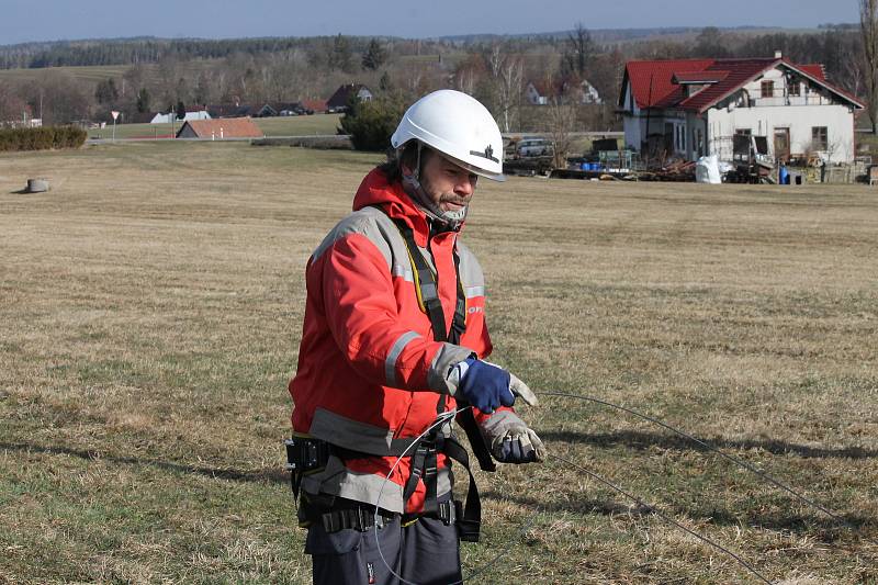 Technici společnosti E.ON odstraňovali následky vichřice nedaleko Deštné.