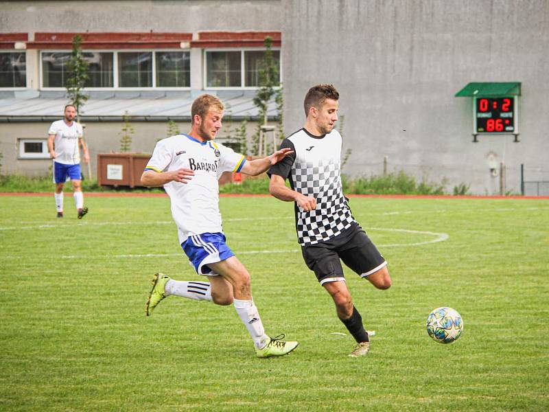 Fotbalisté Slavonic (v bílých dresech) podlehli v šestém kole I. B třídy na domácím stadionu Hornímu Žďáru 0:2.