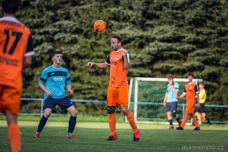 Slavoničtí fotbalisté (v oranžovém) vstoupili do okresního přeboru vysokým vítězstvím 5:0 v Kunžaku.